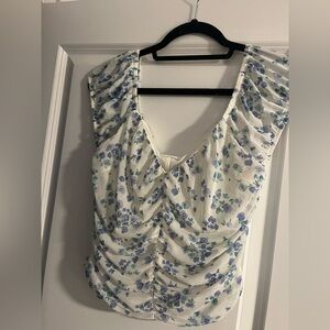 Chic Floral Ruched Top in White and Blue